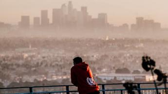Pollution de l’air en ville : comment connaître sa propre exposition ? - Les stations fixes de mesure de la pollution urbaine donnent des valeurs moyennes ou extrapolées, pour les zones où elles ne sont pas installées. Nathan Dumlao / Unsplash, CC BY Pollution de l’air en ville : comment connaître sa propre exposition ?
