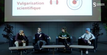 mme en sweatshirt. Au-dessus d'eux, une image est projetée sur un écran blanc.
