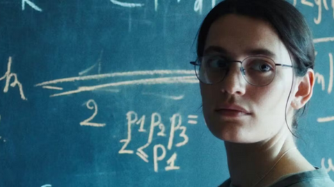 Femme scientifique devant un tableau avec des formules mathématiques. Femme scientifique devant un tableau avec des formules mathématiques.
